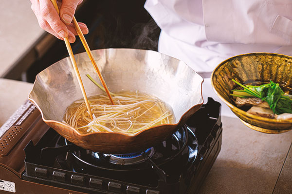 炊き合わせ調理シーン